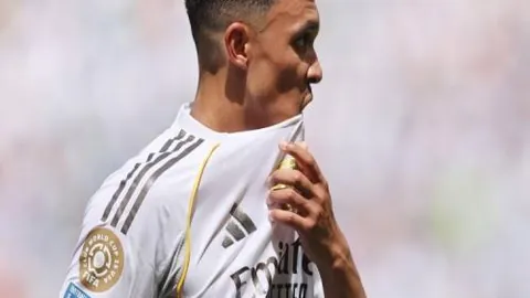 国安深圳2-2战平，张玉宁破门 周鑫、晋鹏翔染红